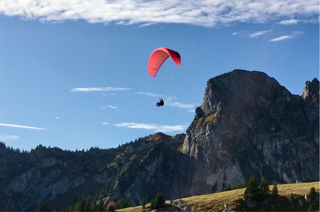 Vol en parapente au-dessus des montagnes