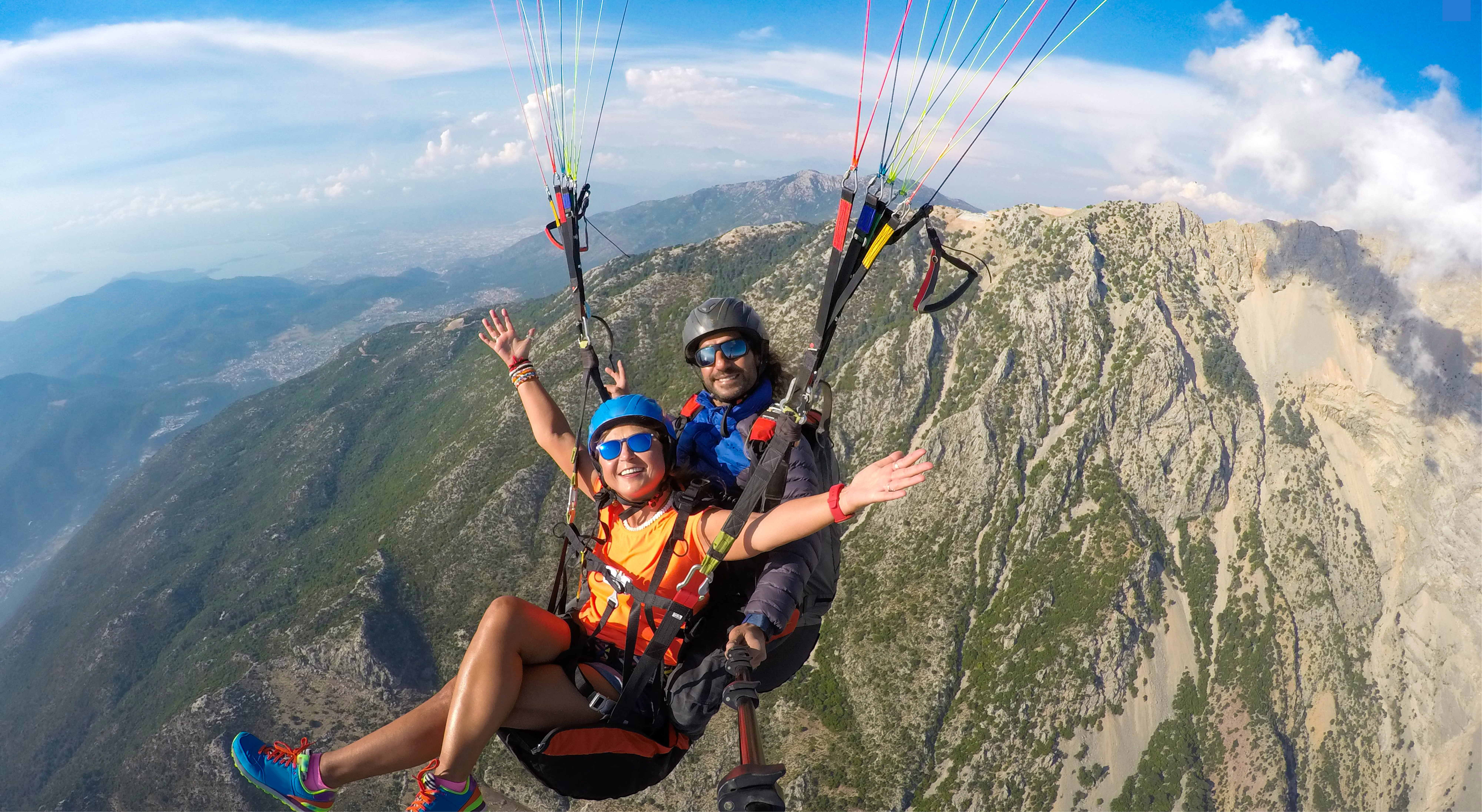 Pilote de parapente en montagne
